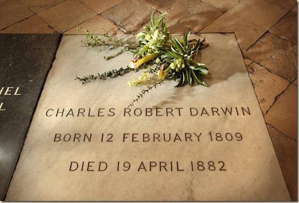 Muere Charles Darwin