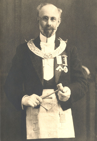 El primer uso sistemático de huellas dactilares en los Estados Unidos fue en 1902 por el Dr. Henry P. de Forest de la Comisión de Administración Pública de Nueva York