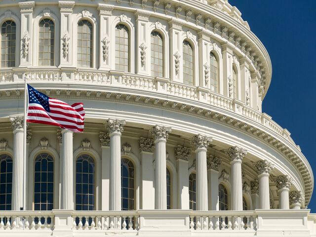 El inspector Ferrier y el Mayor MW McClaughry comenzaron a tomar las huellas dactilares de todos los internos en Leavenworth, Kansas, una prisión federal