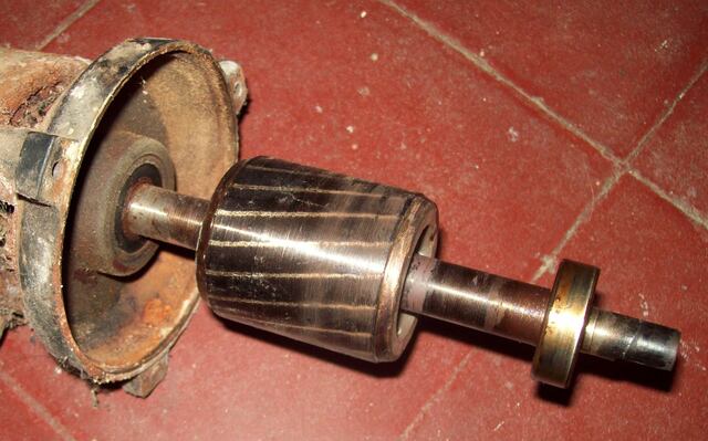 El primer motor de corriente de jaula de ardilla de tres fases