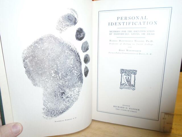 Harris Hawthorne Wilder y Bert Wentworth (Comisionado de la Policía de Dover, NH) colaboraron para publicar Personal Identification: Methods for the Identification of Individuals, Living or Dead