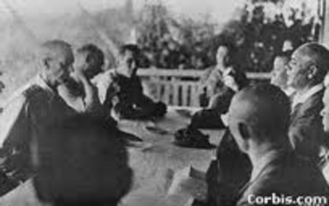 Gen. MacArthur evacuates the Phillipines