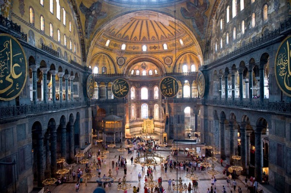 Fi de la construcció de Santa Sofia