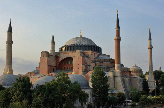 Fi de la construcció de Santa Sofia