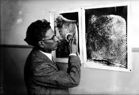 Benjamín Martínez, crea en la ciudad de México, el gabinete de identificación y el laboratorio de criminalística en la entonces jefatura de Policía del Distrito Federal