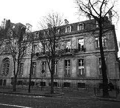 Entra de secretari a l'ambaixada de París