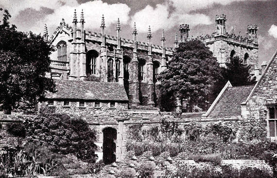 Abandona Edimburgo e ingresar en Cambridge a cursar estudios de sacerdocio