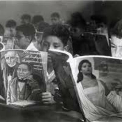 Timeline: Crisis y descentralización educativa