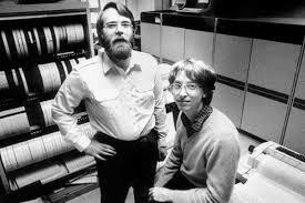 Bill Gates y Paul Allen crearon Microsoft.