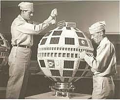 Primera transmisión vía satélite y creación del internet