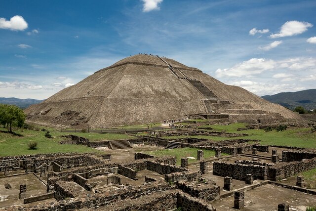 Construcción de la pirámide del sol en Teotihuacan (100 a.C)