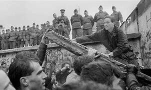 1989 Se derriba el muro de Berlín