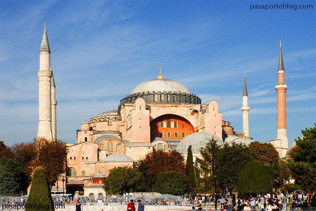 Fi de la construcció de Santa Sofia