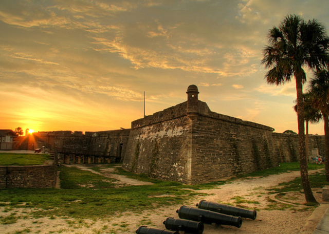 Spanish build a fortress in St. Augustine, Florida