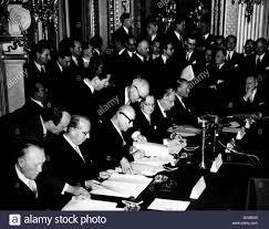 Se celebra en París, Francia, una reunión para crear una Comunidad Europea de Defensa