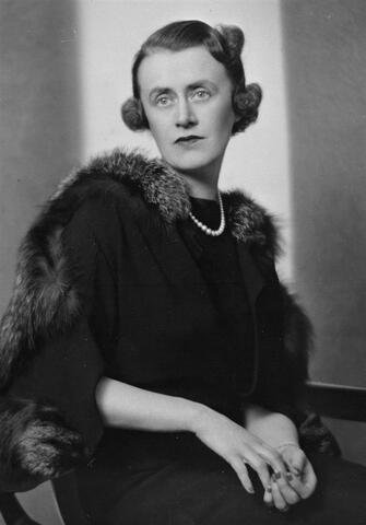 Thérèse Casgrain élu chef de l'aile québécoise du nouveau parti démocratique.