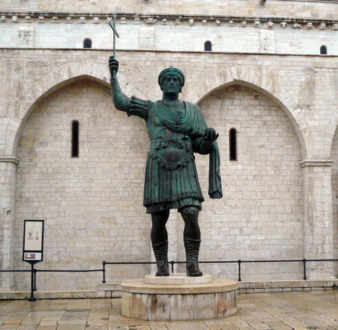 Eraclio riorganizzò l’esercito è sconfisse duramente i persiani mettendo fine alla loro minaccia.