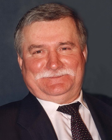 Lech Walesa becomes the first president of Poland