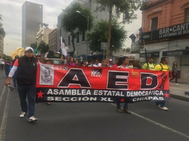 Aprobación de la ley General de Servicios Docentes.