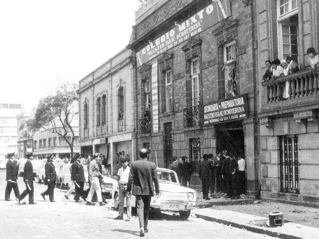 Granaderos golpean a profesores y estudiantes