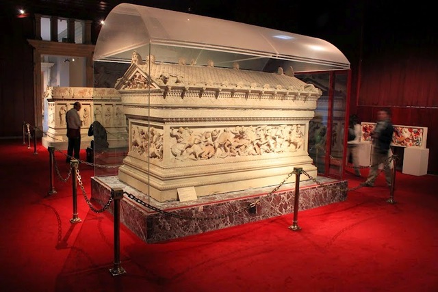 Alejandro Magno muere en Babilonia.