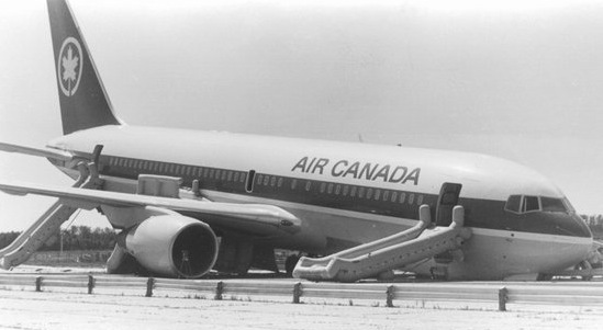En julio de 1983 el avión Boeing 767-200 del vuelo 143 de Air Canadian se quedó sin combustible a mitad de su vuelo entre Montreal y Edmonton, debido a que la tripulación calculó mal el fuel que necesitaban para el viaje