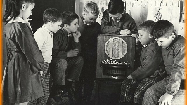 Prime trasmissioni dalla stazione radio milanese della Unione Radiofonica Italiana, poi RAI.