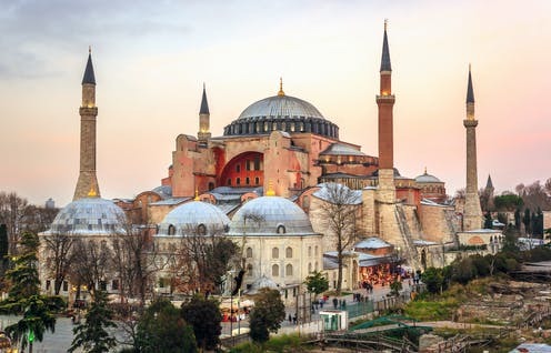 Fi de la construcció de Santa Sofia