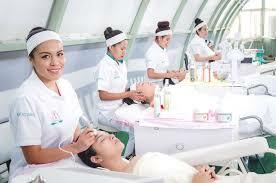 yo acabat universitat i comenco estudia COSMETOLOGIA