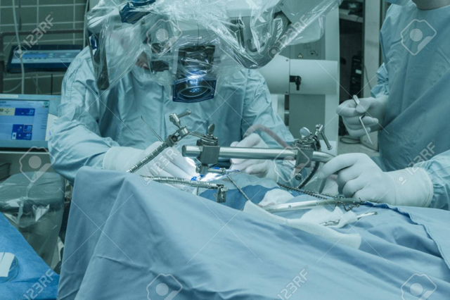 Primera vez usando microscopio en una operación