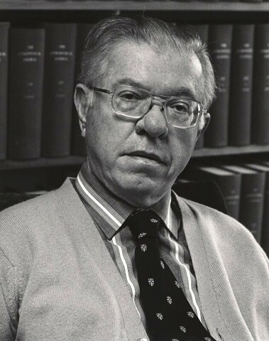 Fred Hoyle nombra la Teoría