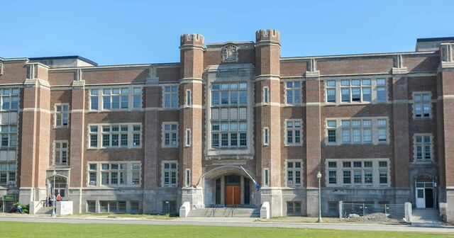 A commancé l'école