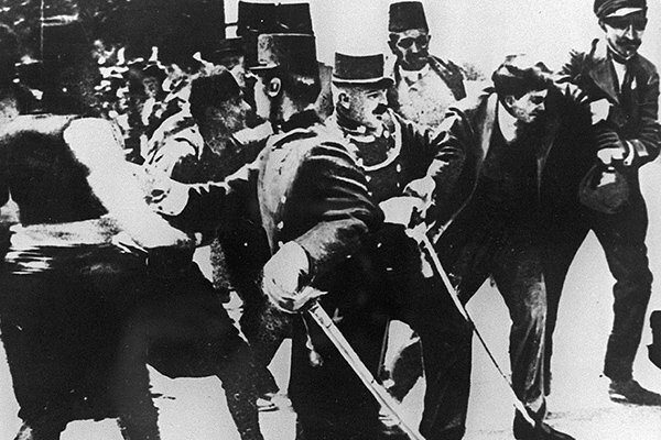 L'Austria-Ungheria invia un ultimatum alla Serbia.