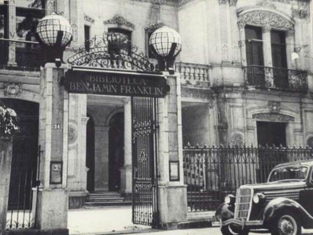 Se crea la Biblioteca Benjamín Franklin  como el centro oficial de información de la Embajada de Estados Unidos en México creando un lazo con el país vecino a través de los libros.