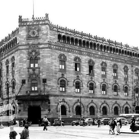 Se inaugura el Edificio de Correos.