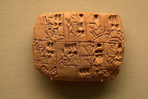 Invención de la escritura por los sumerios  con un sistema de escritura cuneiforme.