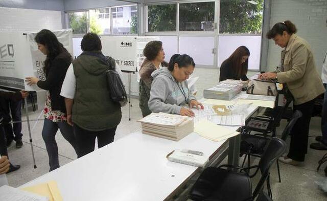 Los ciudadanos realizan comicios
