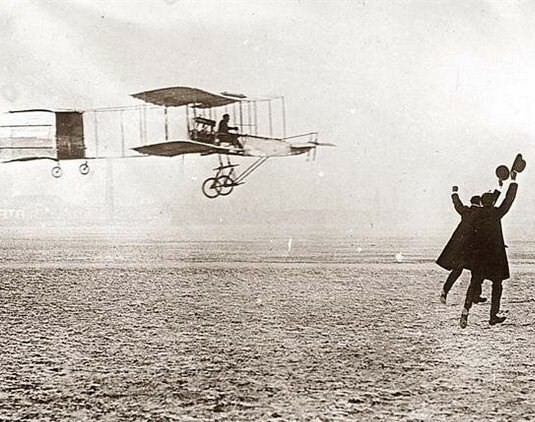 Los hermanos Wright realizan el primer vuelo con motor.