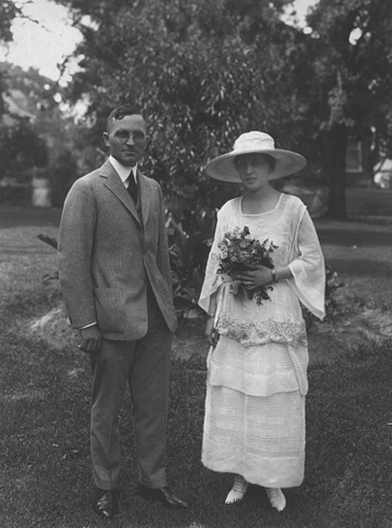 Marries Bess Wallace