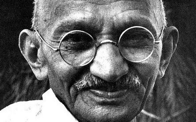 GANDHI INICIA PROTESTAS EN LA INDIA