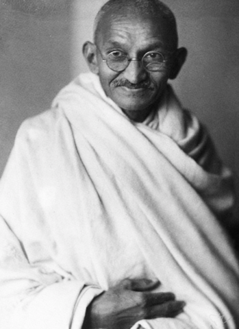 MAHATMA GANDHI CONDUCE PROTESTAS EN LA INDIA