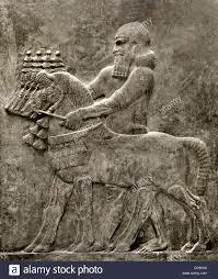 Servitore che conduce quattro cavalli