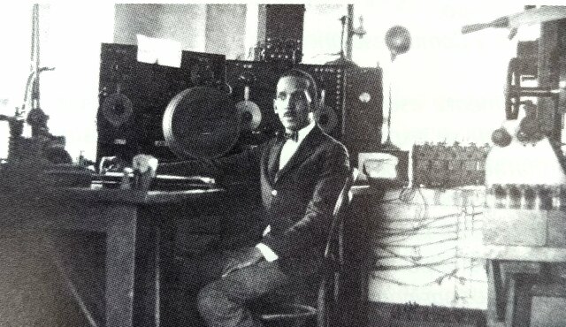 Primer Director de Radiotelefonía.