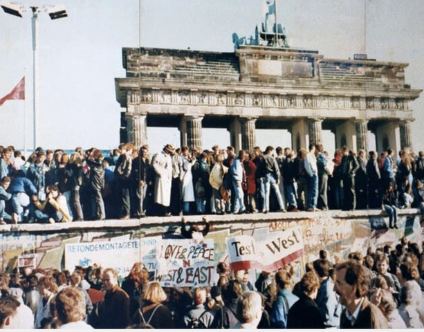 Final De La Guerra Fria: Manifestación Que Acabo Con La Caida Del Muro De Berlin en 1989