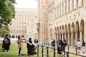 En Victoria, Australia, los docentes rurales de primaria comenzaron a recibir temas de ED por correo.