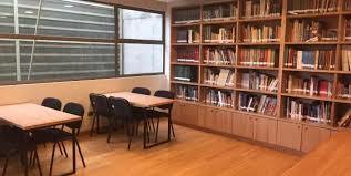 Se realizaron cursos que, en forma paliativa, pudieron dar soluciones al problema de capacitación bibliotecaria.