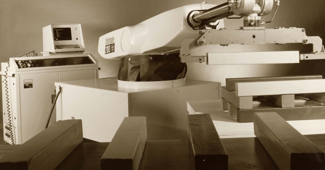 Devol diseña el primer robot programable.