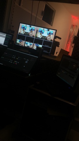 Mi mamá en un programa de radio