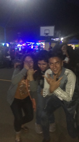 Fui a una noche colonial con mis amigos de la secundaria