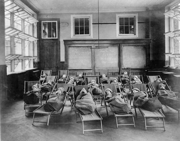 La escuela de Medicina de la Universidad de San Carlos es convertida en facultad